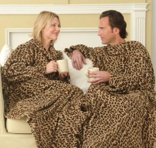 Patura pufoasa cu maneci Snuggie Animal Print Target Deal