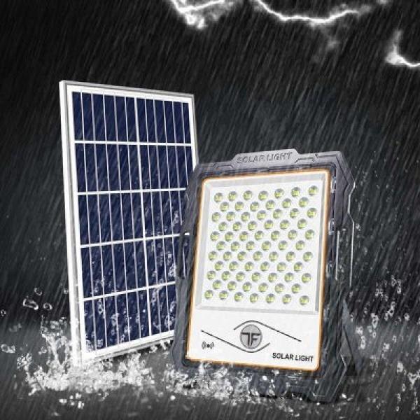 Proiector 100 W cu panou solar si camera de supraveghere