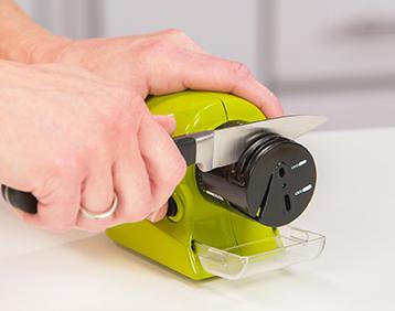 Dispozitiv electric de ascutit cutite si foarfece