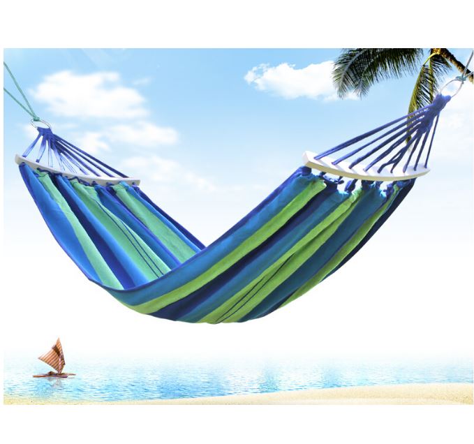 Hamac cu bara de lemn pentru o vara relaxanta