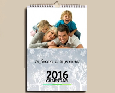 Calendar de perete 21x30 cm personalizat cu 13 poze si text pe coperta