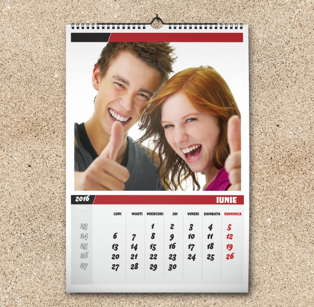 Calendar de perete 21x30 cm personalizat cu 13 poze si text pe coperta