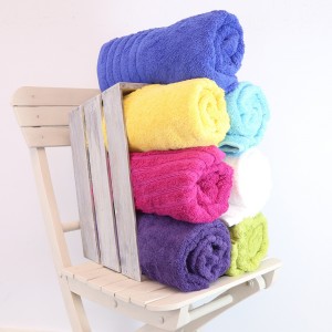 Set 4 prosoape bumbac 400 gr. densitate: 2 fata si maini + 2 pentru corp