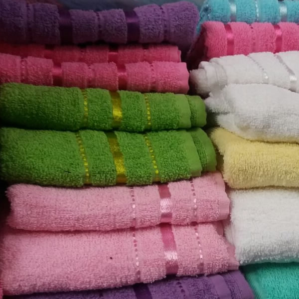 Set 4 prosoape bumbac 400 gr. densitate: 2 fata si maini + 2 pentru corp